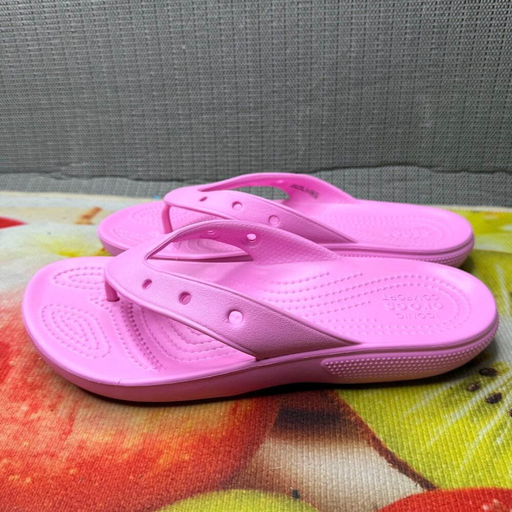 Crocs Womens Size 7 Pink Flip Flops Iconic Lightweight Durable Summer Sandals